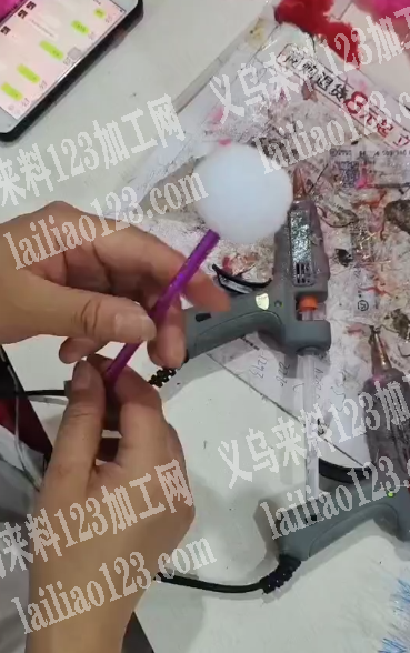 海绵球上面粘亮丝的手工活外发加工，如图这