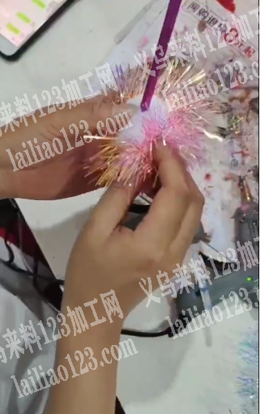 海绵球上面粘亮丝的手工活外发加工，如图这