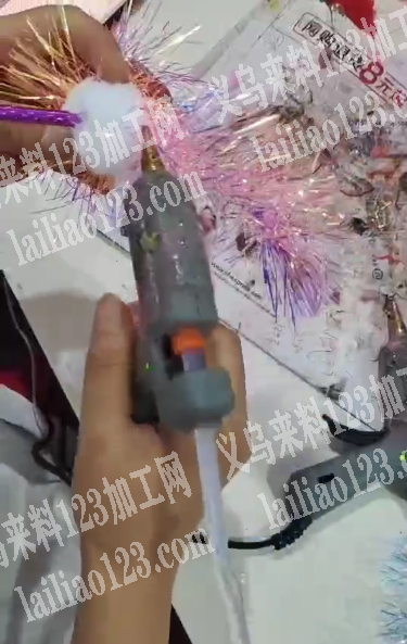 海绵球上面粘亮丝的手工活外发加工，如图这