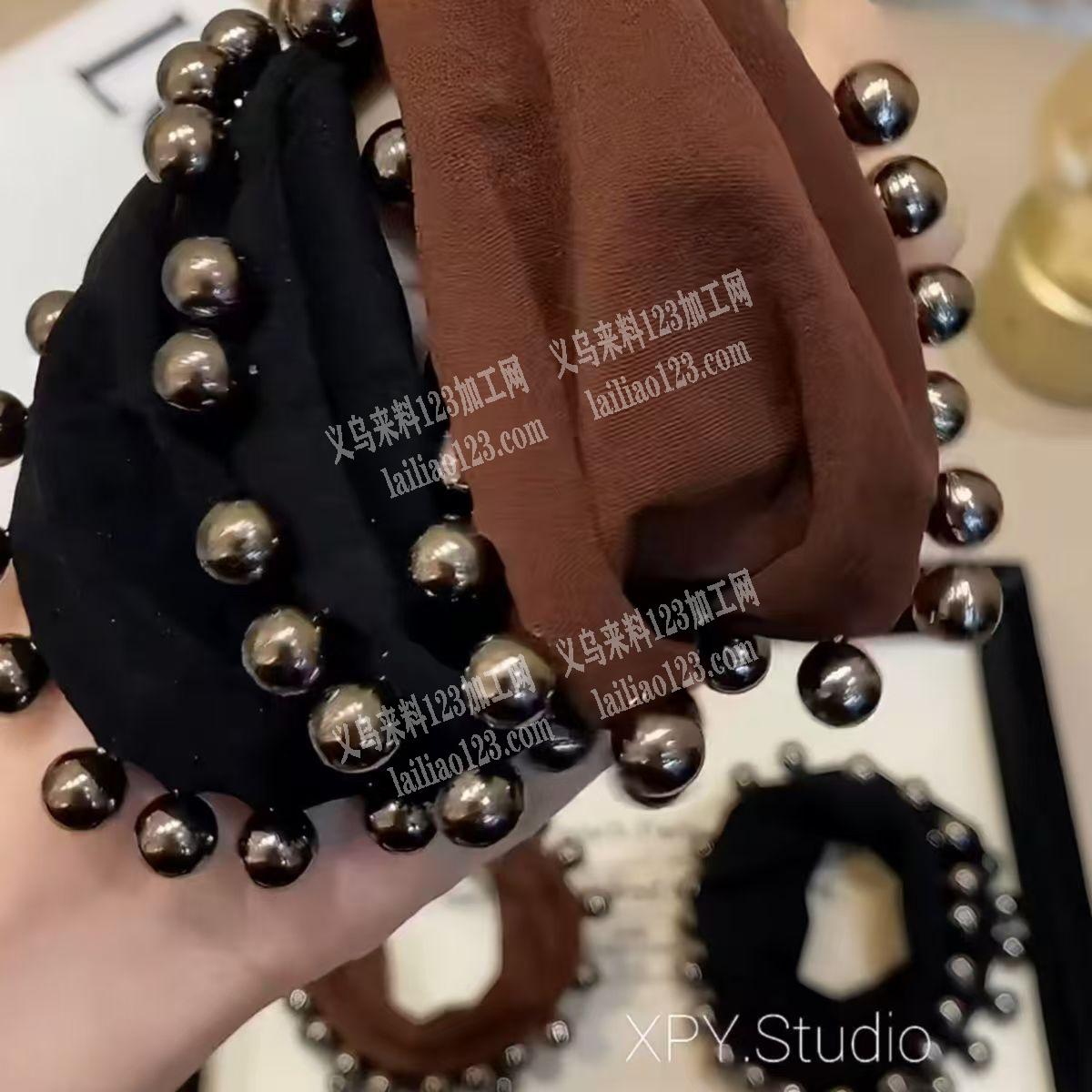 发圈上面钉珠外发加工，如图，寻找钉珠的加