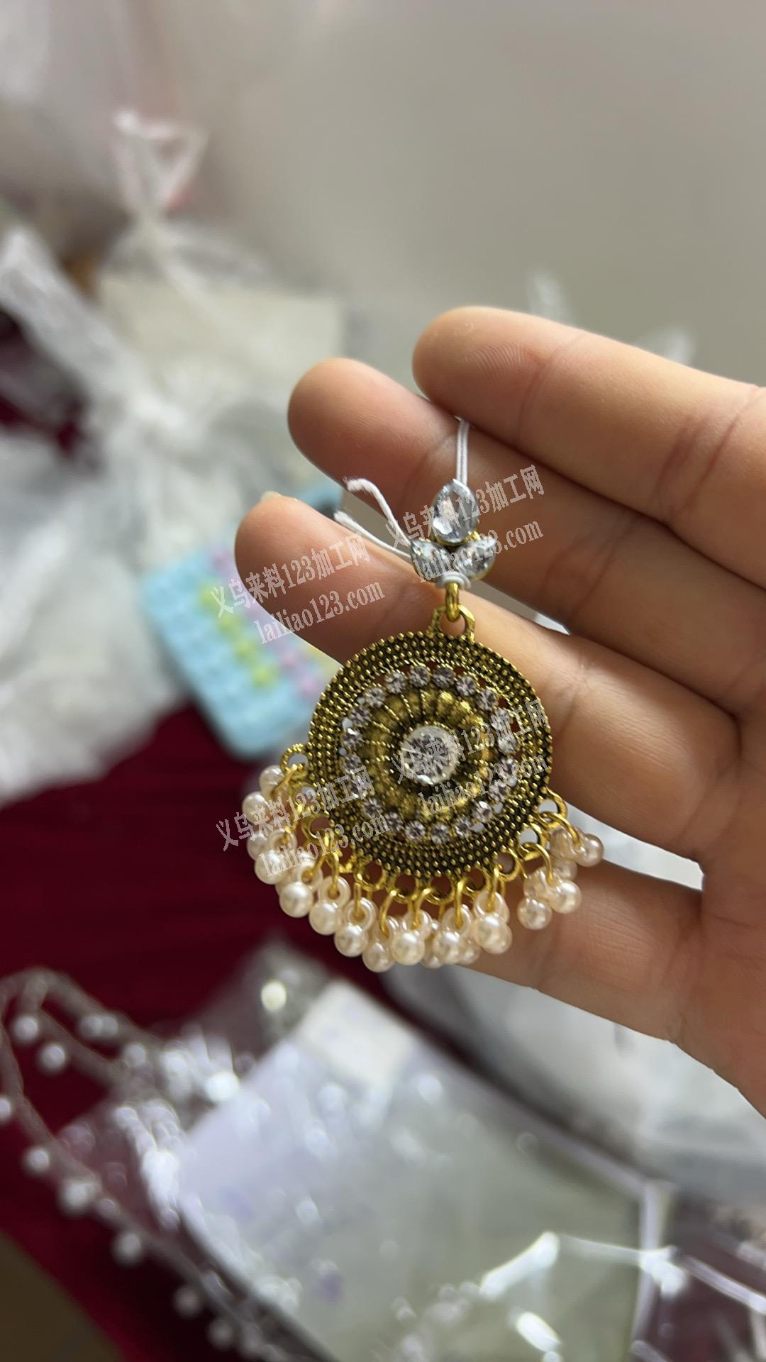 承接各种手工饰品，弯针挂圈穿珠夹包扣，手