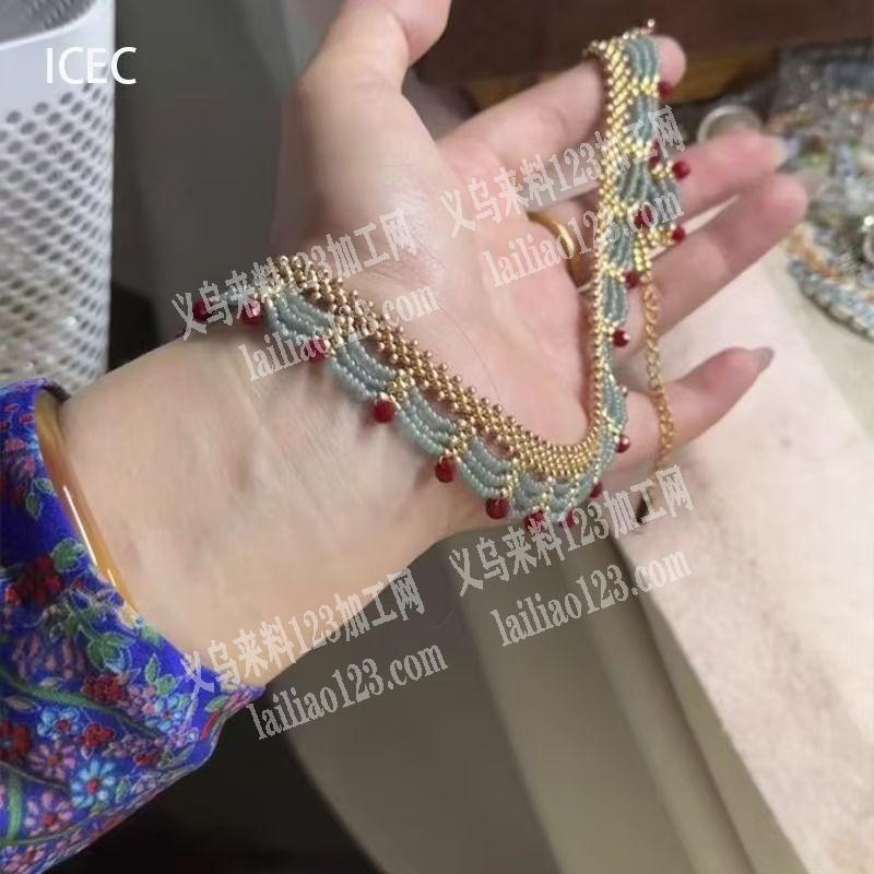穿米珠编织项链的手工活外发，如图，复杂的