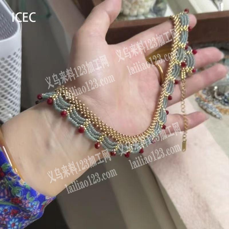 穿米珠编织项链的手工活外发，如图，复杂的
