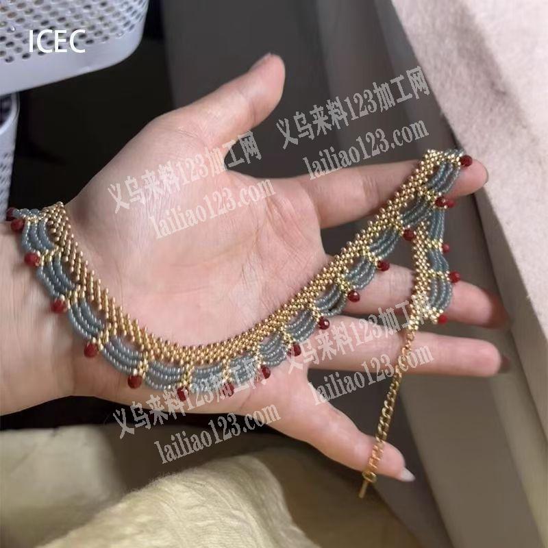 穿米珠编织项链的手工活外发，如图，复杂的