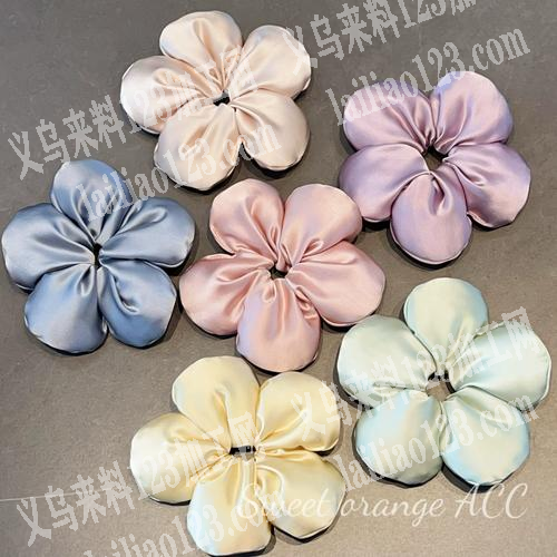 寻找生产布艺花瓣花朵发圈的成品工厂，如图