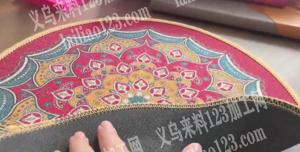 公司有垫子上面锁边外发加工，如图，发义乌