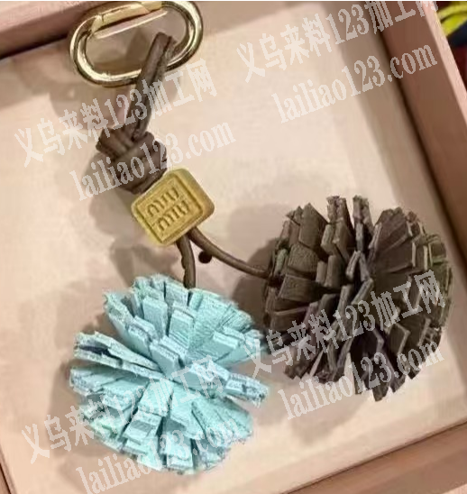 皮革毛球挂件，流苏挂件成品订单，如图，寻