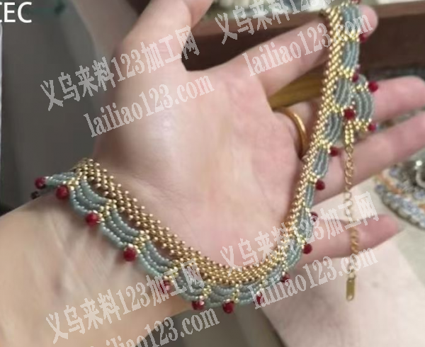 如图，这个穿珠子编织项链的手工活外发，手