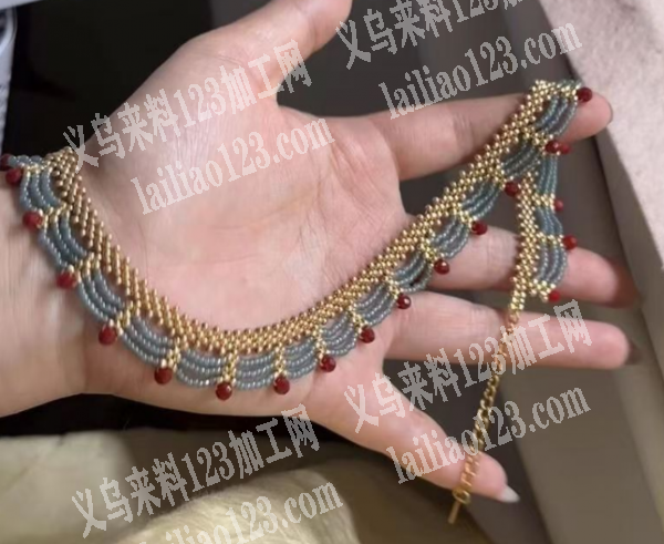 如图，这个穿珠子编织项链的手工活外发，手