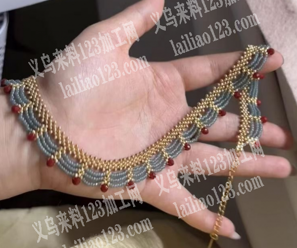 如图，这个穿珠子编织项链的手工活外发，手