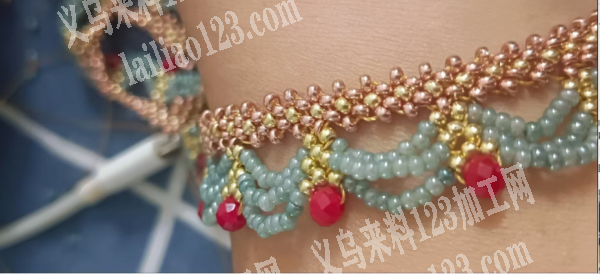 如图，这个穿珠子编织项链的手工活外发，手