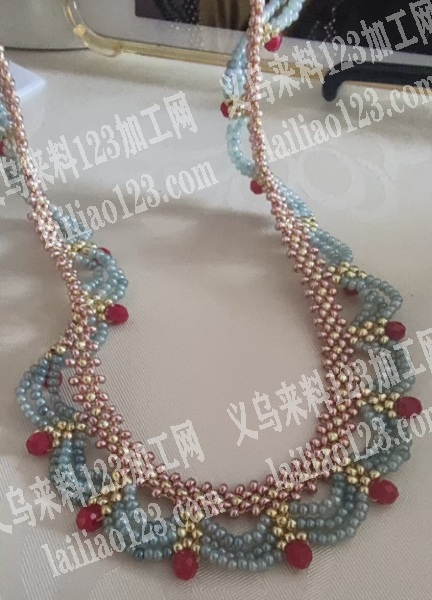 如图，这个穿珠子编织项链的手工活外发，手