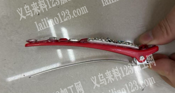寻找如图发夹的配件供应商。请联系详谈。采