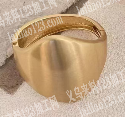 《大量饰品订单》如图，硅胶翻沙合金手镯，