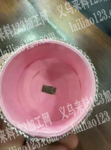 寻找箱包工厂和饰品工厂，做这个。哪家能做