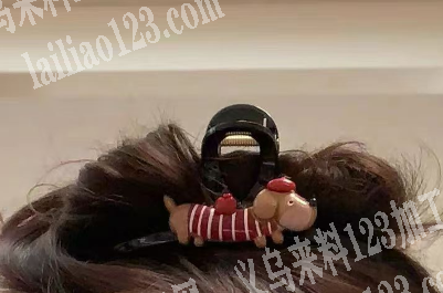 采购如图小抓夹配件上面的小狗板材。寻找厂