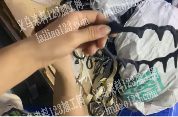 长期有手工活外发，如图，绕布条+包扣头的
