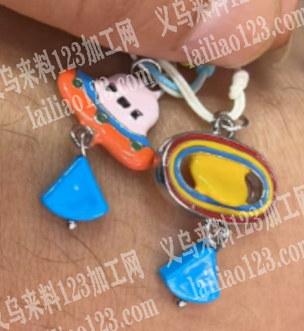 寻找如图吊坠挂件的工厂，请联系详谈，有货