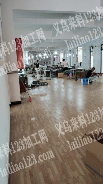 承接服装加工，本厂有1400余平方，现有40位车位。裁剪，制