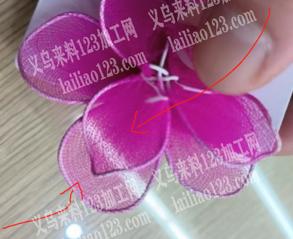 大量丝网包铁丝花的手工活外发，如图，寻找