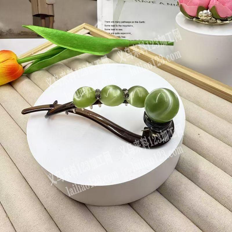 上弹簧的手工活外发，如图，发夹上弹簧的手