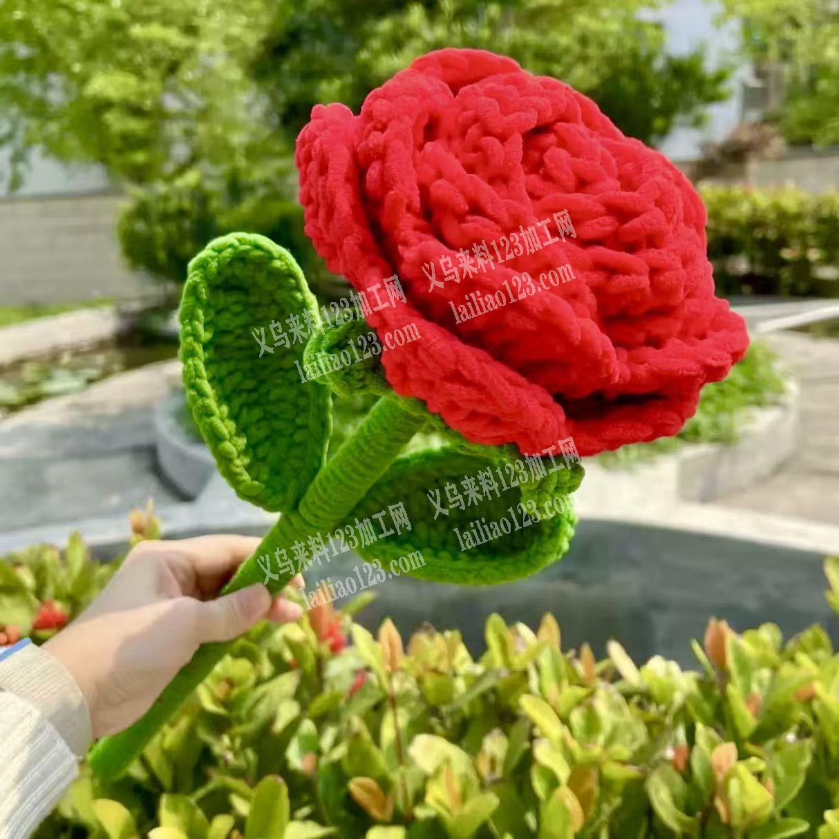 大量玫瑰花花束的手工活，钩针编织做的，寻