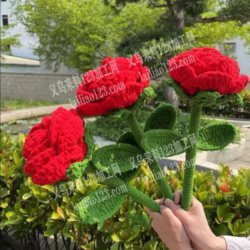 大量玫瑰花花束的手工活，钩针编织做的，寻