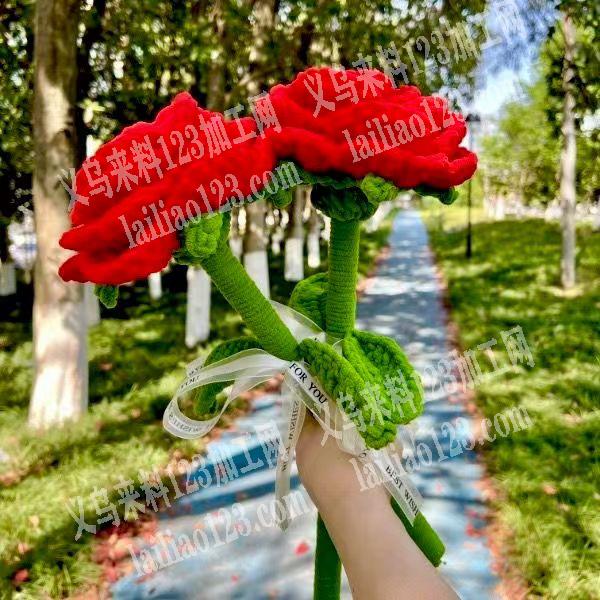 大量玫瑰花花束的手工活，钩针编织做的，寻