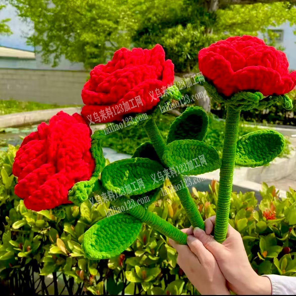 大量玫瑰花花束的手工活，钩针编织做的，寻