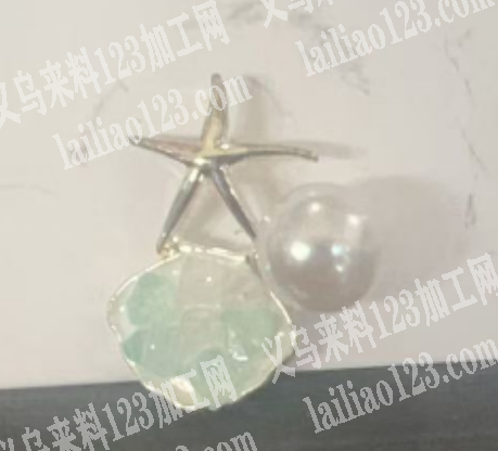粘珍珠粘配件，如图，寻找会做这个耳环上面