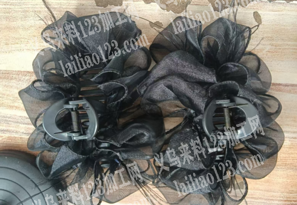 粘胶的手工活外发，粘泡泡发夹。