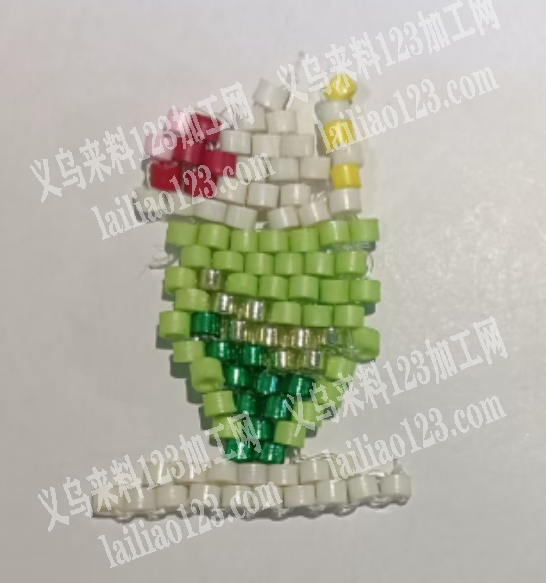 寻找手工活加工厂，如图，米珠穿起来+编织