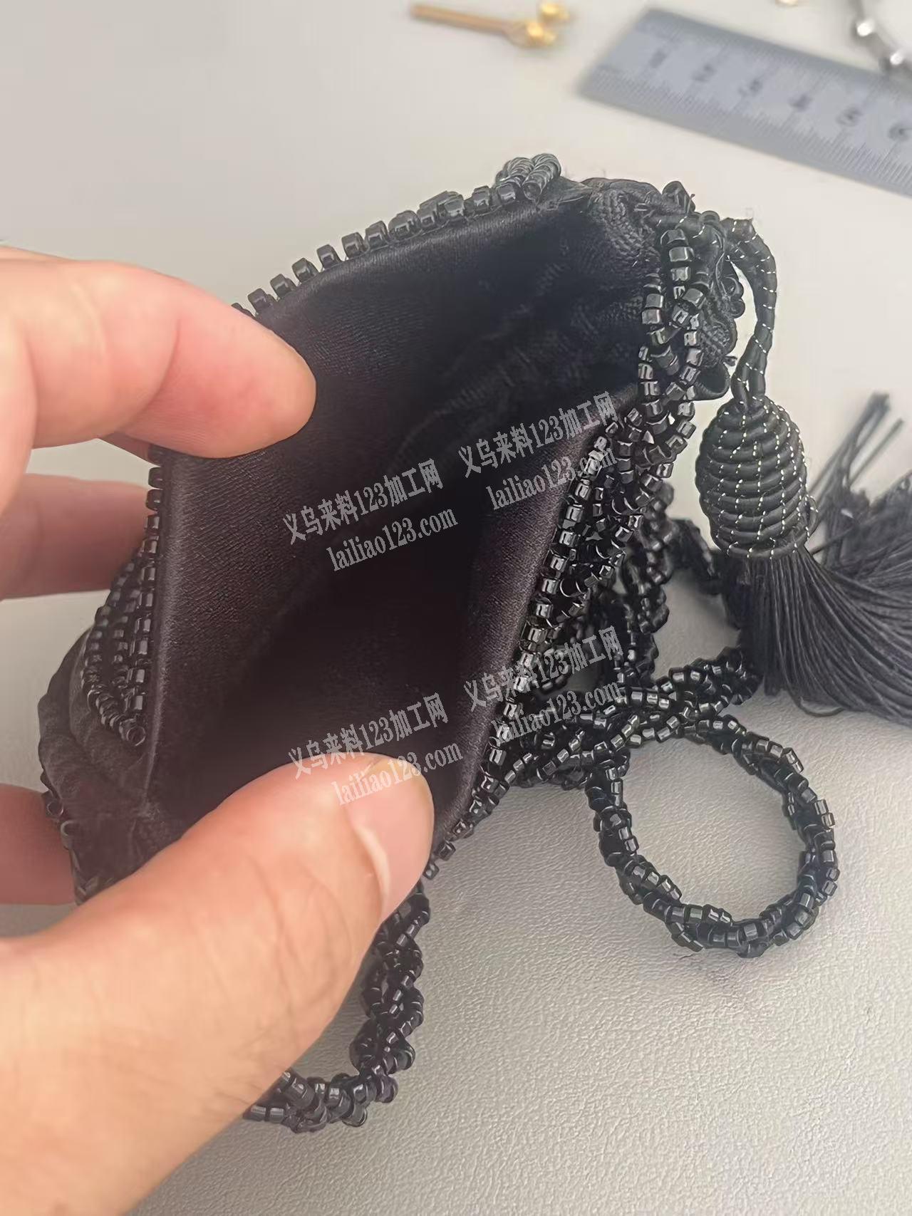 手工穿米珠缝制的包包订单，如图，寻找手工