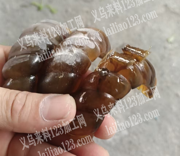 如图，树脂手镯打水口+抛光外发加工找会抛