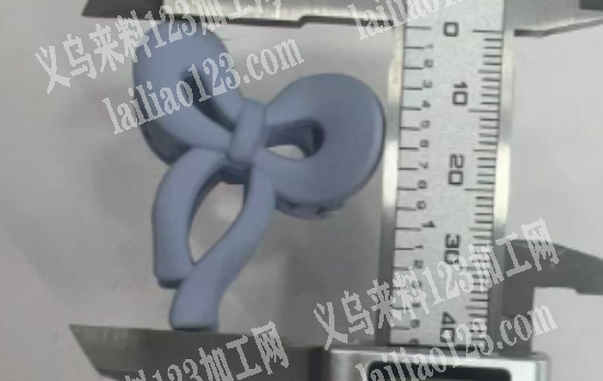 注塑的4公分的小抓夹订单，如图，寻找工厂