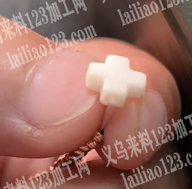 寻找生产如图小配件的工厂，树脂材质的人，