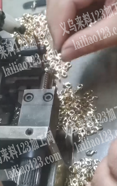 上龙虾扣的手工活外发，如图，寻找会做的手