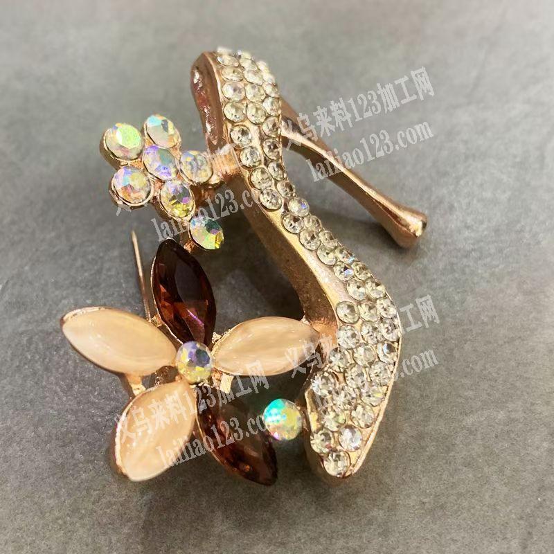 寻找合金压铸的工厂，如图，高跟鞋胸针寻找