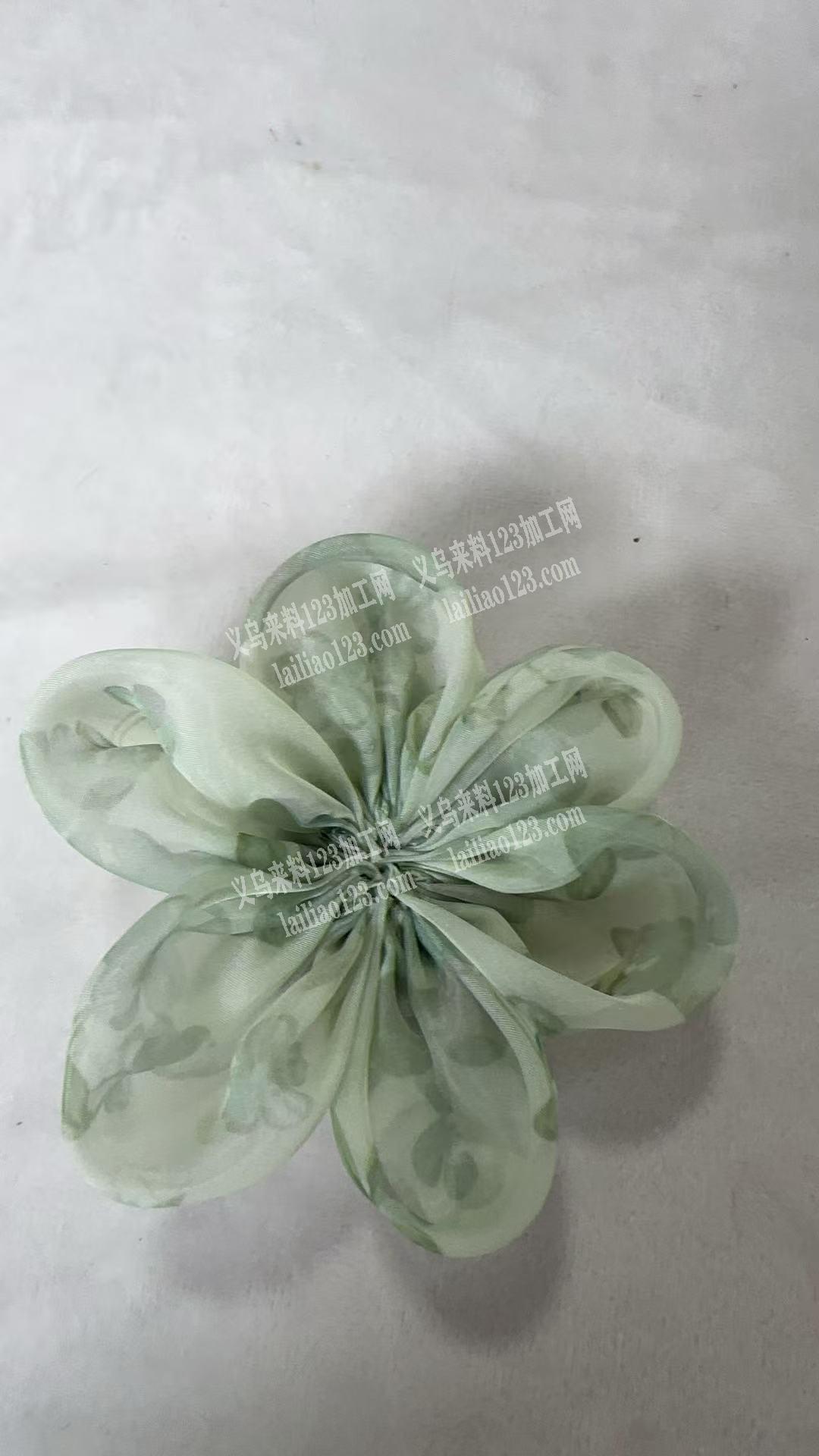 如图网纱花制作的手工活外发，做法是烧花边