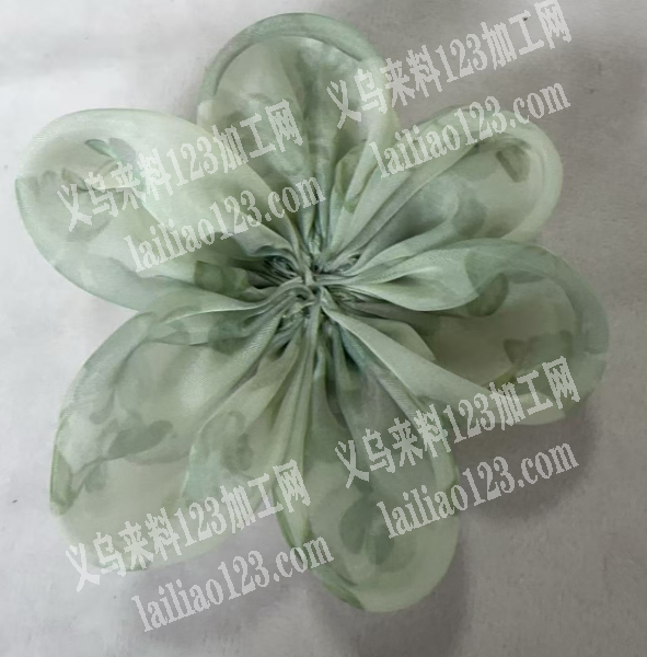 如图网纱花制作的手工活外发，做法是烧花边