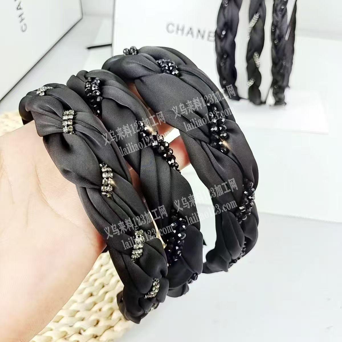 布艺布条打辫子做发箍的手工活，如图，寻找