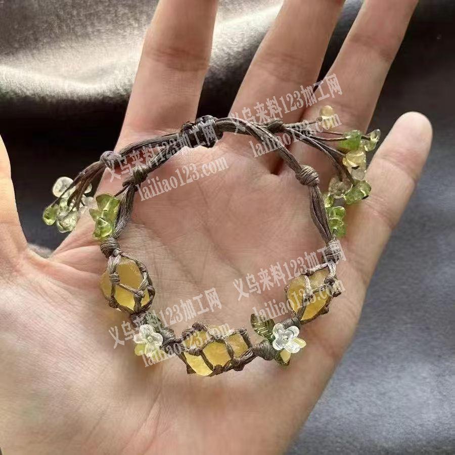 穿珠子穿配件+编织打结做手链的，手工活外