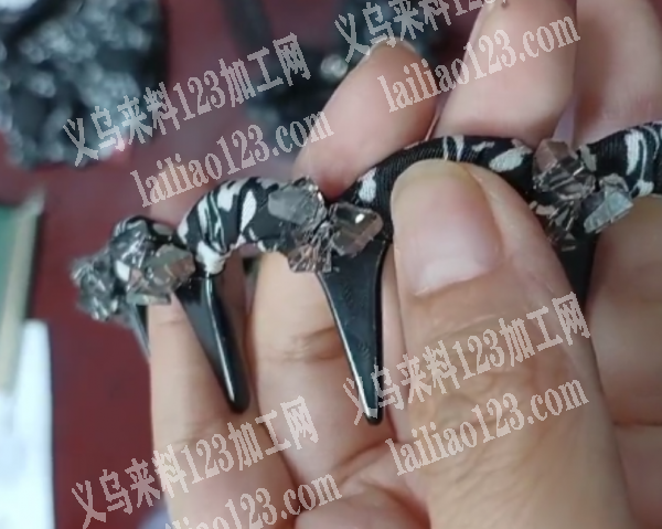外贸公司，有手工活外发，如图，绕布条，绕