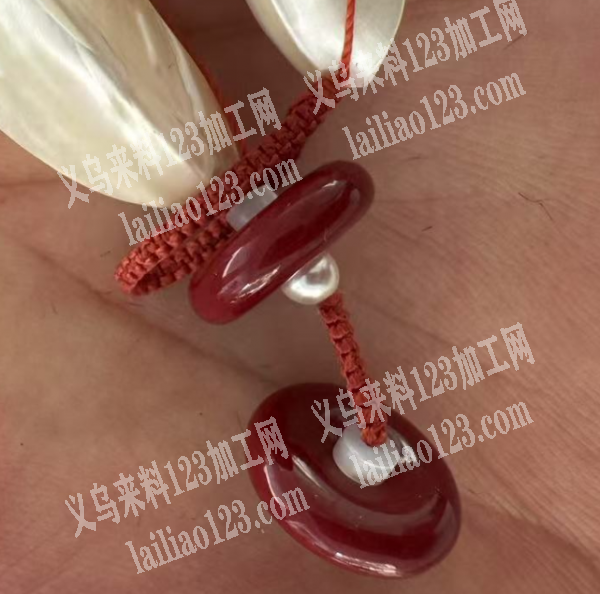 有项链饰品手工活外发，串珠编织打结的手工