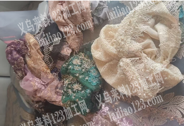 帽子上面的饰品手工活外发，如图，手工穿珠