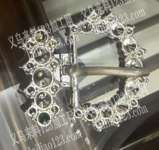 机器点钻外发，如图，这个扣头上面点钻外发