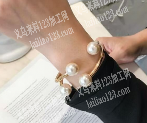 金色的合金手镯订单，如图，寻找工厂，请联