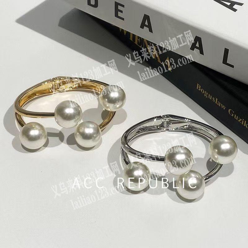 金色的合金手镯订单，如图，寻找工厂，请联