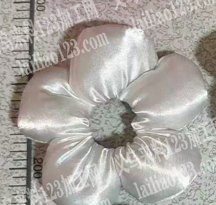 布艺花朵发圈外发加工。如图。寻找车缝加工