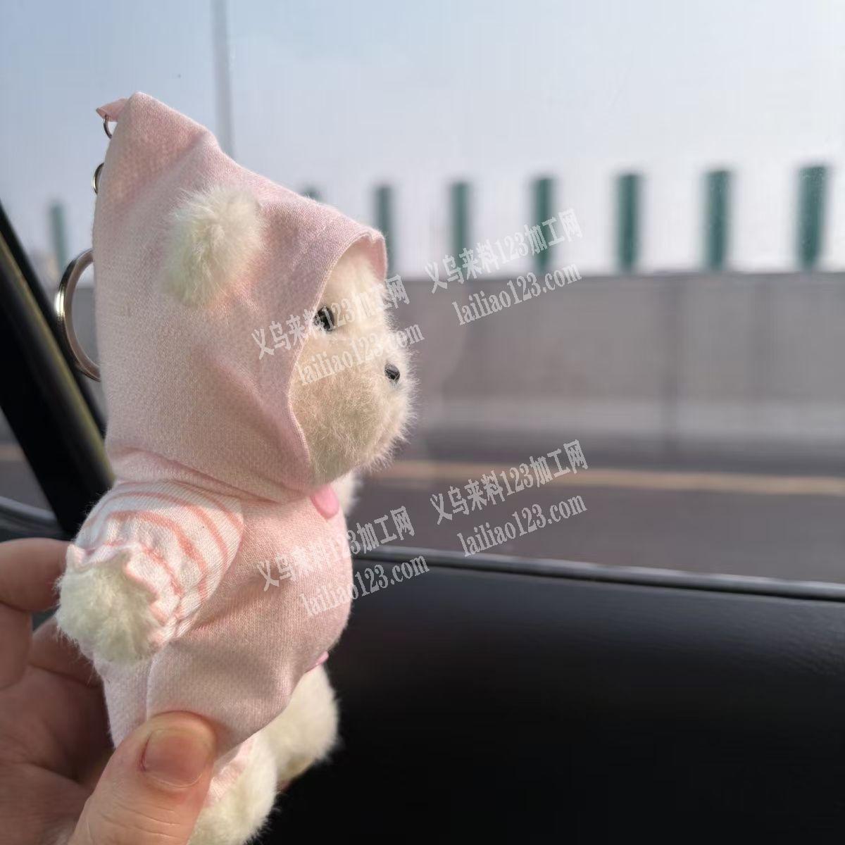 寻找生产如图毛绒娃娃挂件的工厂，请联系详